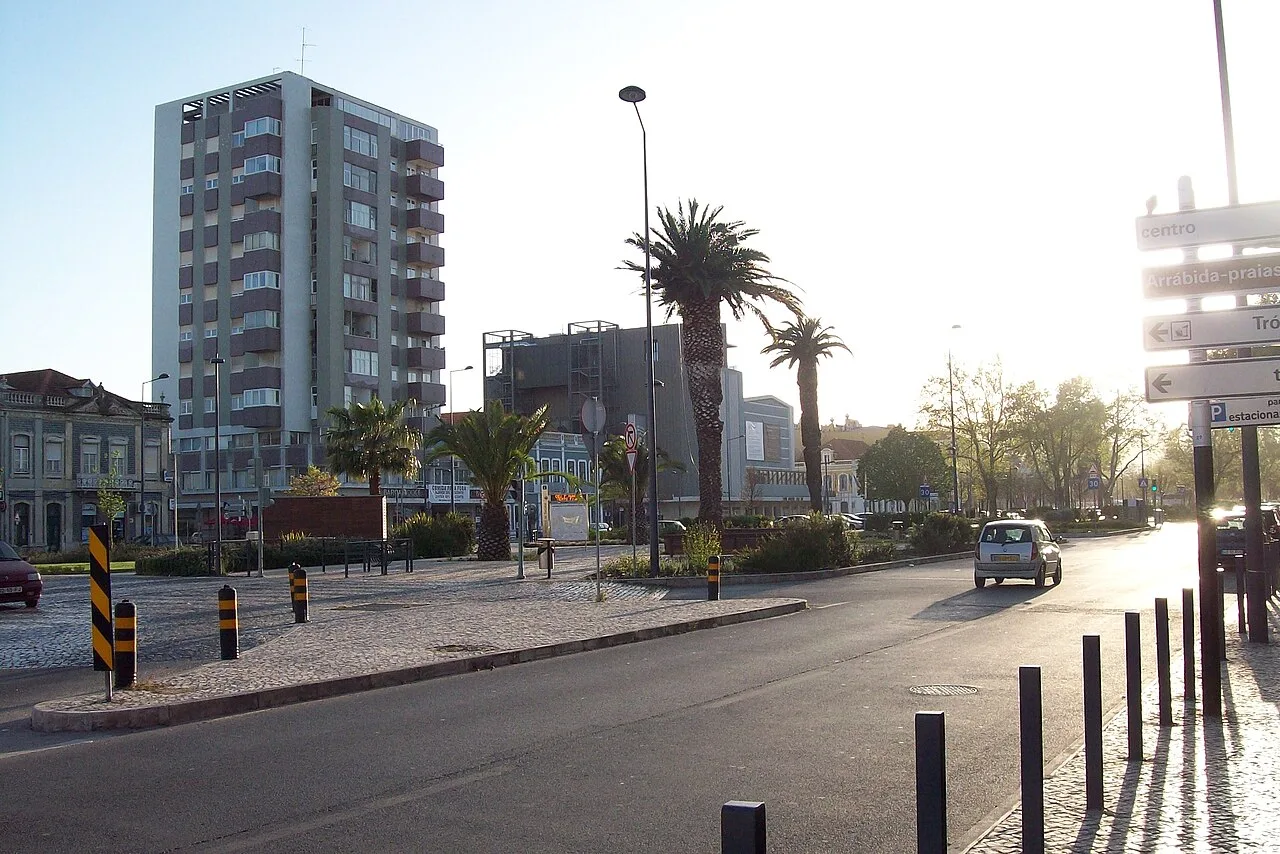 Avenida Luisa Todi — the main waterfront avenue