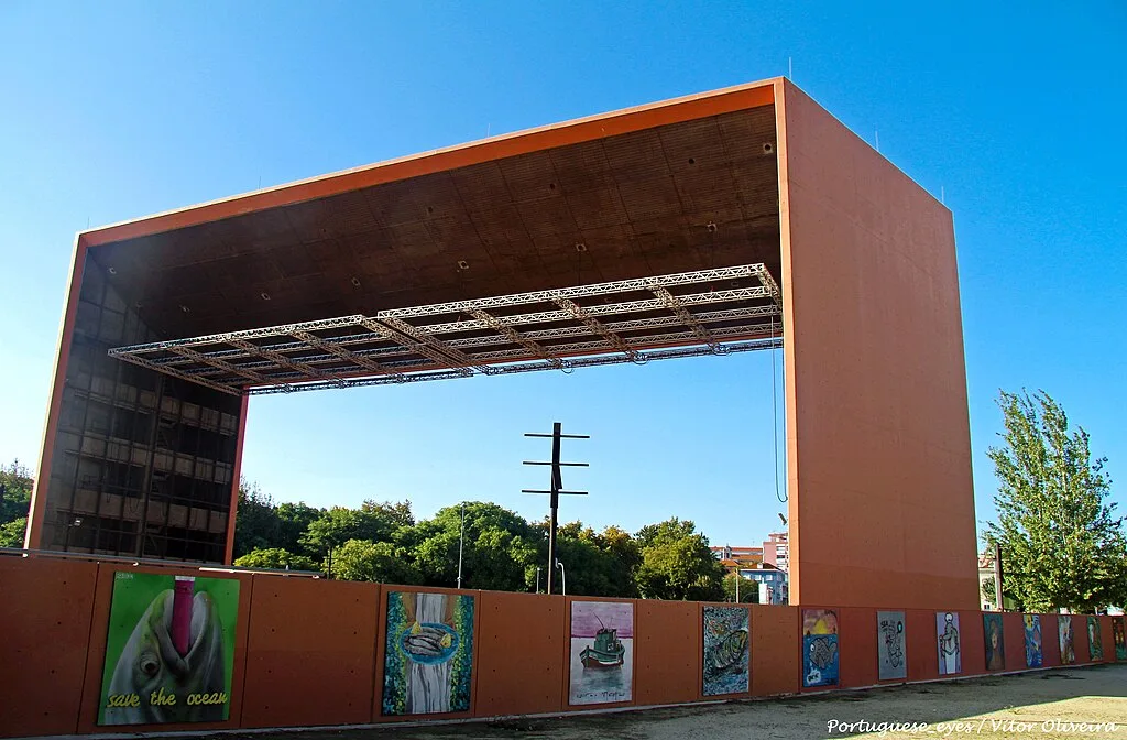“O Rapaz dos Pássaros” mural on the José Afonso Auditorium wall